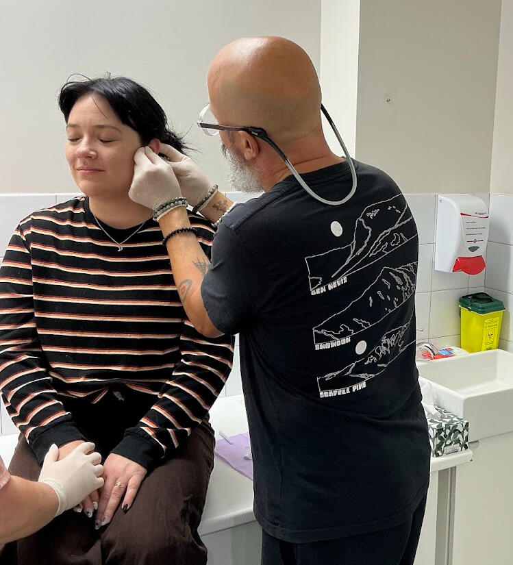 Perçage tragus réalisé par Steve